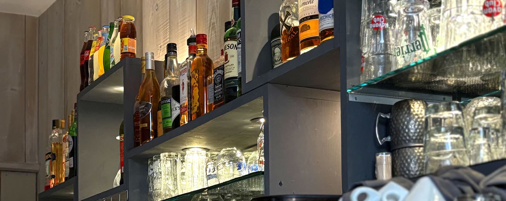 Bar Le Troglo place de la Halle à Belvès Dordogne