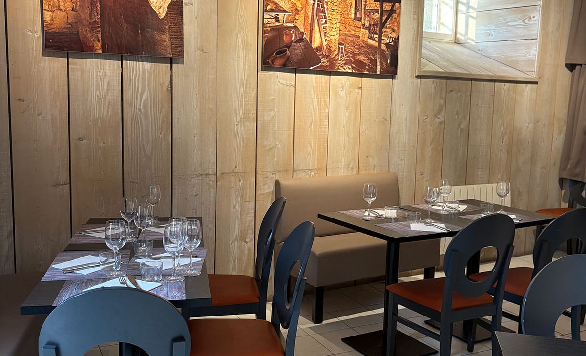 Salle du restaurant à Belvès Le Troglo – Bar Brasserie