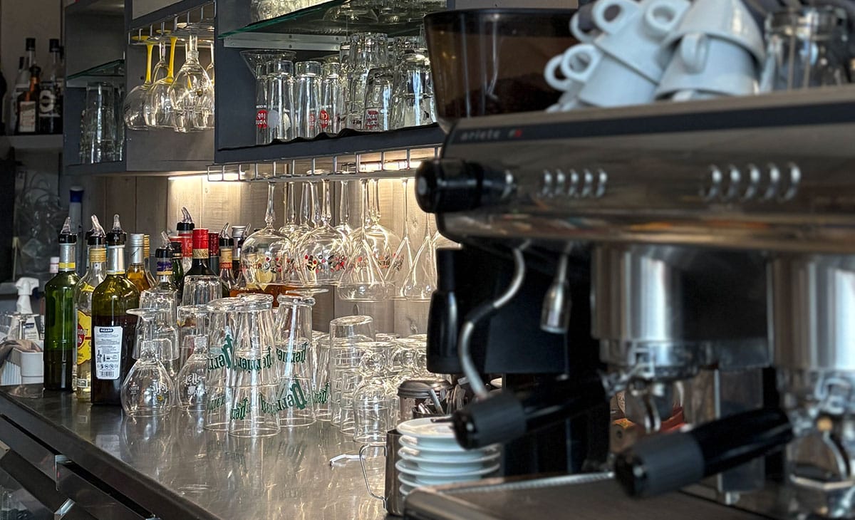 Bar, Brasserie Cocktails, Bières artisanales locales pression bouteilles Le Troglo Belvès Dordogne