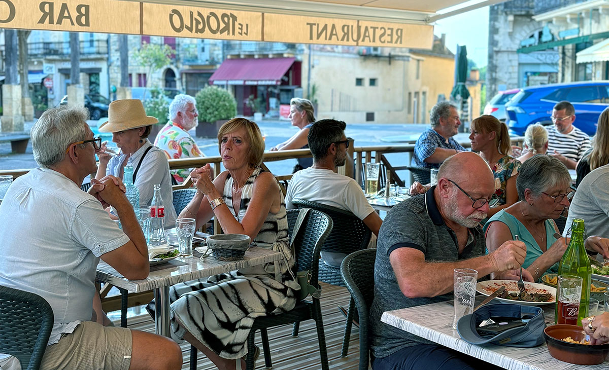 Terrasse restaurant brasserie glacier à Belvès Le Troglo