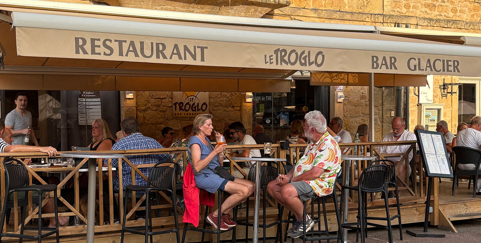 Terrasse du restaurant bar glacier Le Troglo à Belvès en Dordogne